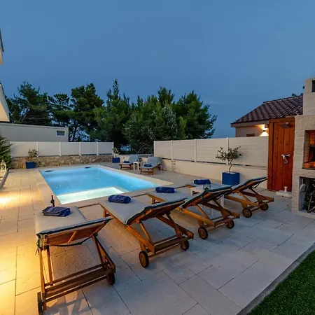 Beautiful Leona Villa *